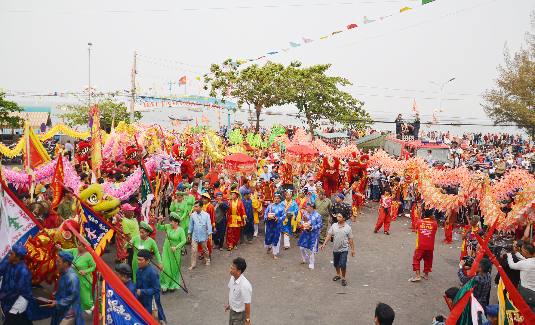 A crowd enjoying the lion dance performance during the Dinh Cô Festival in Long Hải, Vung Tau.